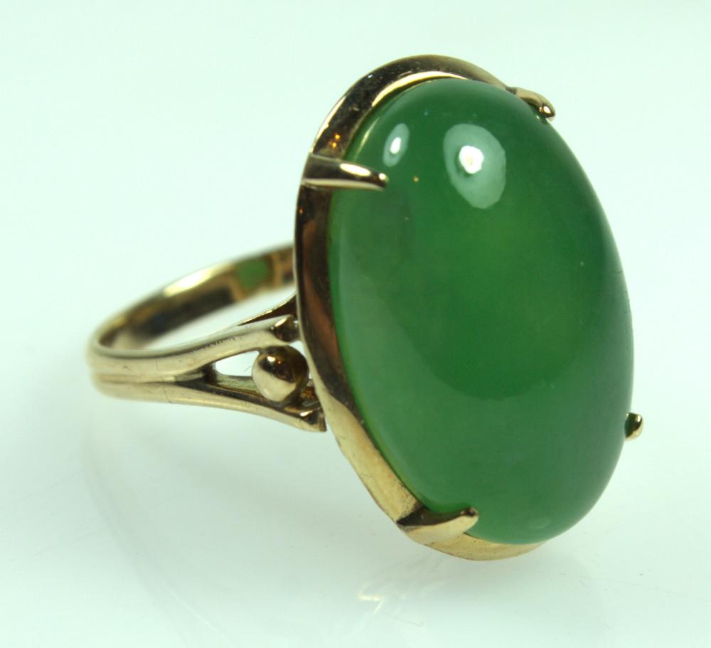 Chrysoprase Oval Cabochon Ring in 14ct Yellow Gold