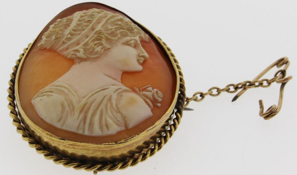 Shell Cameo Brooch in 9ct Gold with classical portrait of a Lady