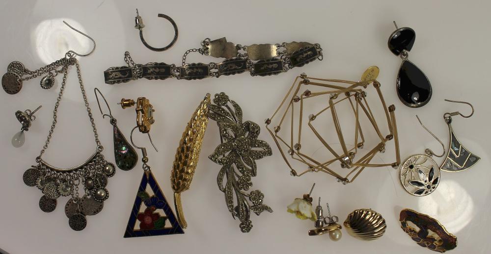 Accumulation of Vintage & Costume Jewellery Items