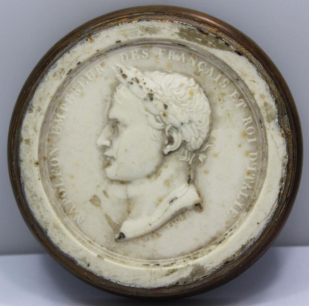 Paper weight in white compo... image