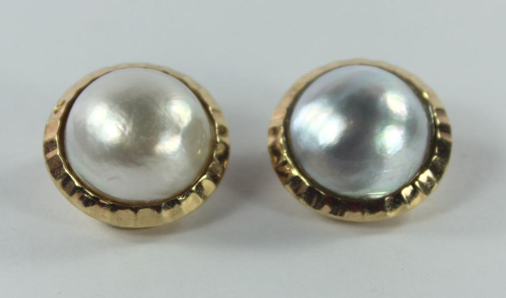 Quality Mabe Pearl Clip-on Earrings in 18ct Yellow Gold (Pair)