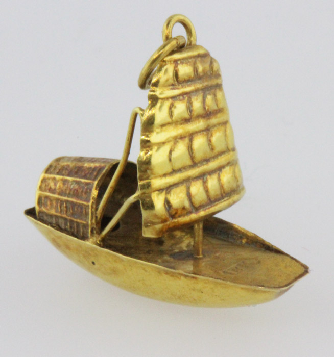 Chinese 'Junk' Charm in 9ct... image