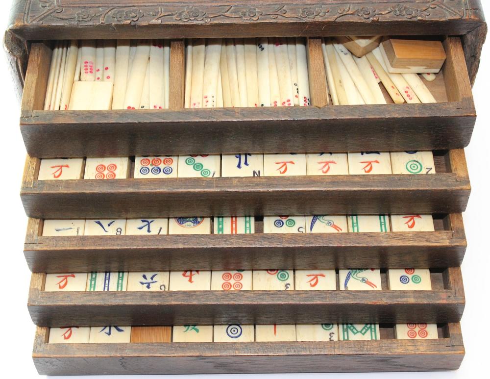 Traditional Mah-jong Set ho... image