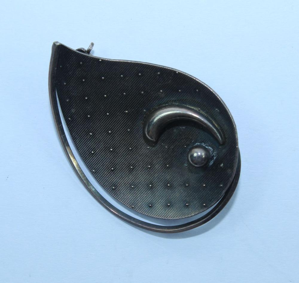 Exquisitely Designed Teardr... image